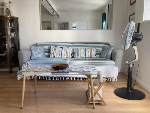 un soggiorno con un divano e un tavolo di F3 hyper centre vieille ville coeur historique d'Ajaccio ad Ajaccio