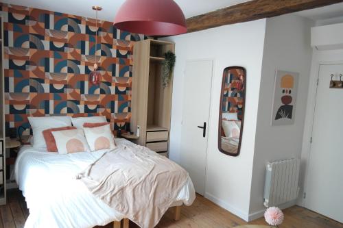 une chambre avec un lit et un mur avec un accent coloré dans l'établissement La Magnifique, Et Pop Et Chic !, à Poitiers