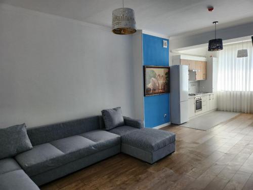 un salon avec un canapé et une cuisine dans l'établissement Greenwich, à Tachkent