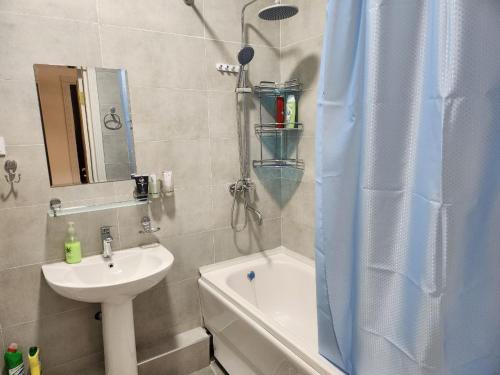 une salle de bains avec lavabo, toilettes et douche dans l'établissement Greenwich, à Tachkent