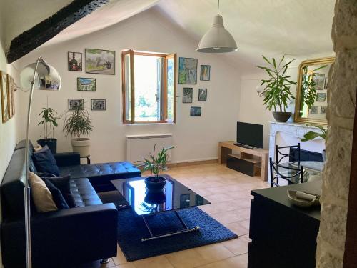 un salon avec un canapé et une table dans l'établissement charmant appartement dans joli village d’Annot, à Annot