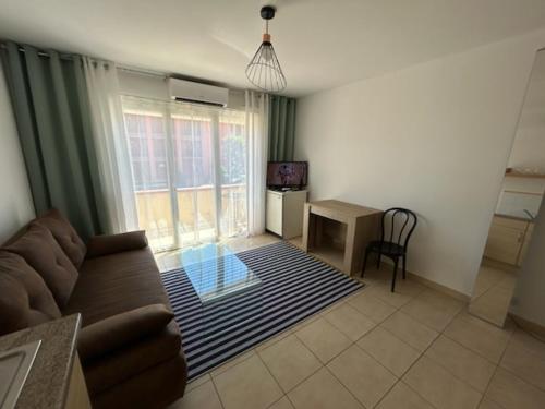 un salon avec un canapé et une table dans l'établissement T2 domino, à Hyères