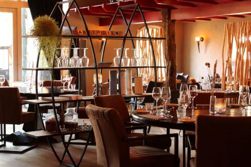 a restaurant with many tables and chairs and glasses at Havezathe Carpe Diem in Vethuizen