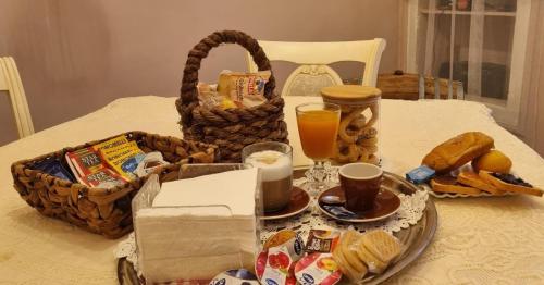a table with a tray of food and a basket of food at Enza Domus in Bari