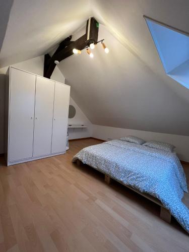 une chambre avec un lit dans un grenier dans l'établissement 545 - Amiens, à Amiens