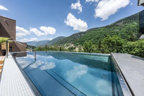 a swimming pool with a view of mountains at Ravelli Sporting in Mezzana