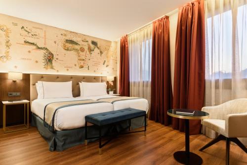 une chambre d'hôtel avec un lit et une carte sur le mur dans l'établissement Áurea Museum by Eurostars Hotel Company, à Lisbonne