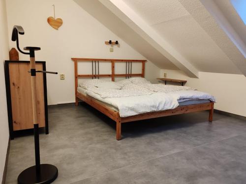 ボジー・ダルにあるPension Čádaの屋根裏部屋のベッドルーム1室(木製ベッド1台付)