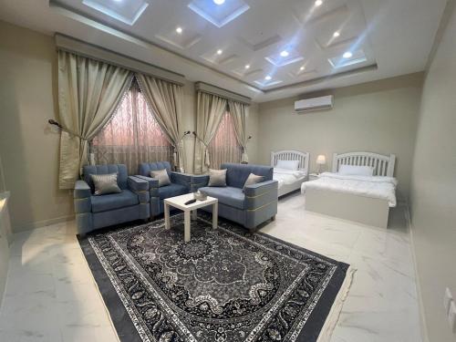 a living room with a couch and a bed at مسكن الفخامة in Taif