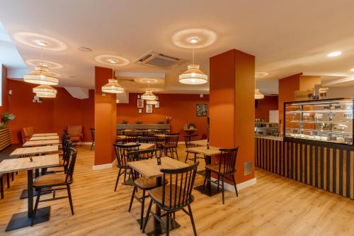 Un restaurante con mesas y sillas y un bar. en Westlight Lisboa Madalena, en Lisboa