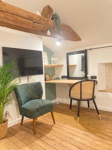 un salon avec une chaise et une table dans l'établissement La Curiosité, Et Pop Et Chic !, à Poitiers