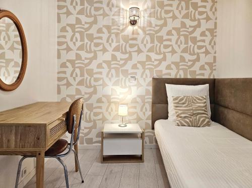 - une chambre avec un lit et un bureau dans l'établissement Appartement Ardoines Shelter, à Vitry-sur-Seine