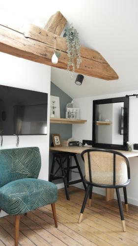 Cette chambre comprend un bureau, 2 chaises et un miroir. dans l'établissement La Curiosité, Et Pop Et Chic !, à Poitiers