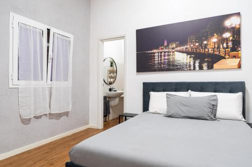 Un dormitorio con una cama con un cuadro en la pared. en House Visconti, en Bari
