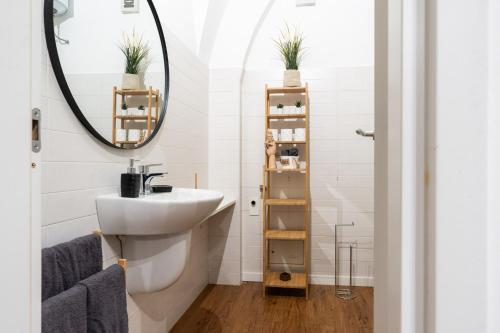 un baño con lavabo y espejo en House Visconti, en Bari
