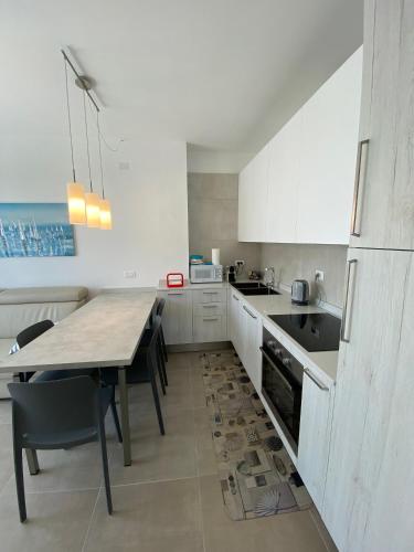 Dapur atau dapur kecil di New Luxury Apartment with Pool in Borghetto