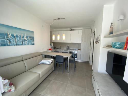 Dapur atau dapur kecil di New Luxury Apartment with Pool in Borghetto