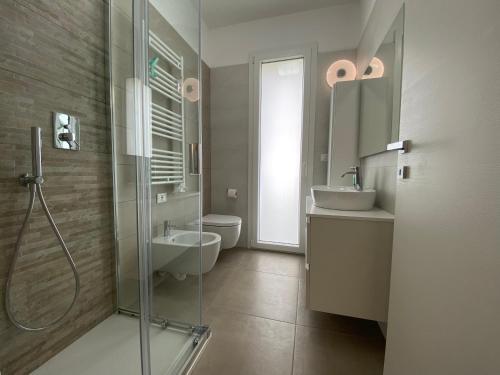 Bilik mandi di New Luxury Apartment with Pool in Borghetto