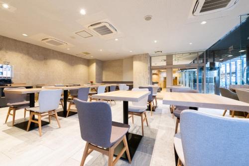 a dining room with tables and chairs at Urvest Hotel Kamata in Tokyo