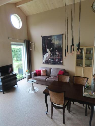 a living room with a couch and a table at Halte Liempde Logies in Liempde