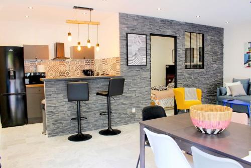 une cuisine et un salon avec une table et des chaises dans l'établissement Hollywood, moderne, central, à 10 min des plages, à Antibes