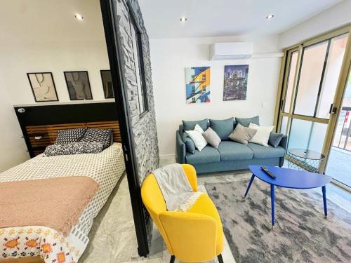 une chambre avec un lit, un canapé et une table dans l'établissement Hollywood, moderne, central, à 10 min des plages, à Antibes