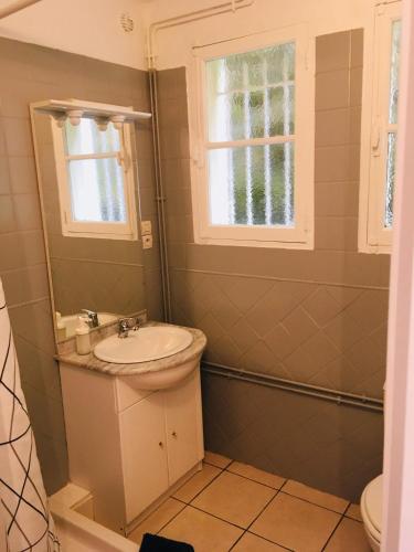 une salle de bain avec un lavabo et une fenêtre dans l'établissement Au fil du Chassezac #Kiwi, à Chambonas