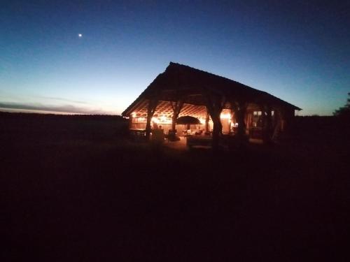 a hut in the middle of a field at night at Chambre d'hôtes 1 - Rétro - Un Refuge à Cachen in Cachen