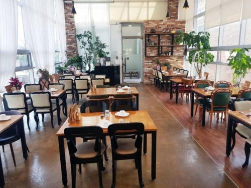 Un restaurante u otro lugar para comer en Hotel Thesoom Forest