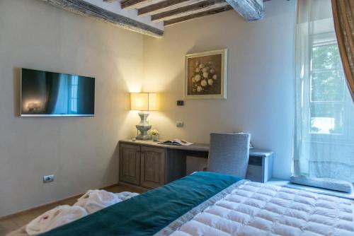 Postel nebo postele na pokoji v ubytování Cortona Resort & Spa
