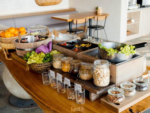 een tafel met veel eten erop bij Z9 Resort in Tha Kradan