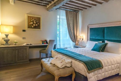 Postel nebo postele na pokoji v ubytování Cortona Resort & Spa