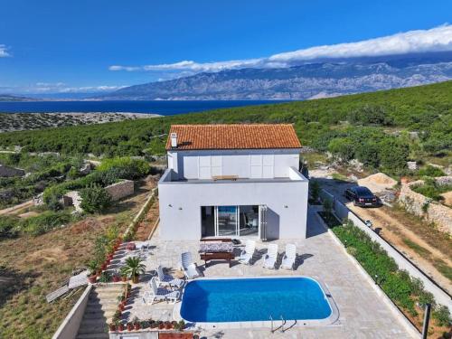 Villa Joanna - hidden oasis with pool, gym & garrage
