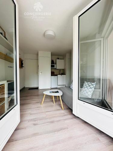 un salon avec un canapé et une table dans l'établissement Le Sable d'Or - Appartement coeur de ville, à Saint-Palais-sur-Mer