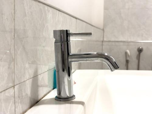 lavabo con grifo de agua cromado en Twenty -Two Dazzle Bay, en Weligama