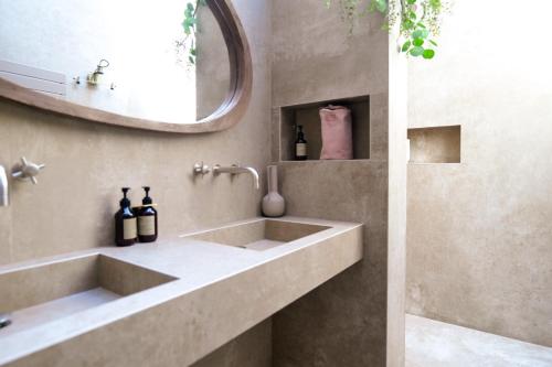 une salle de bain avec un lavabo et un miroir dans l'établissement Spacieux appartement avec vue magnifique sur la baie des Sables d'Olonne - 8 personnes, à Les Sables-dʼOlonne