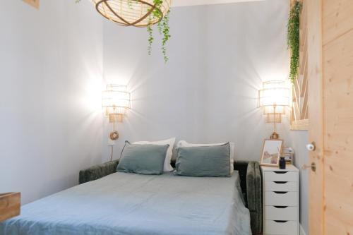 - une chambre avec un lit avec des draps bleus et deux lampes dans l'établissement Spacieux appartement avec vue magnifique sur la baie des Sables d'Olonne - 8 personnes, à Les Sables-dʼOlonne