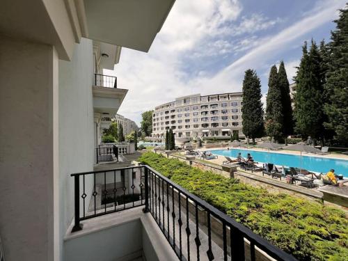 balkon z widokiem na budynek i basen w obiekcie Rosie's Cozy Bright Apartment Summer Paradise w miejscowości Sweti Konstantin i Sweta Elena