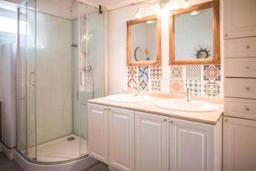 une salle de bain avec deux lavabos et une douche dans l'établissement Welcome to Cogners, à Cogners