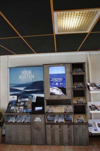 a book store with boxes of books and televisions at Ullångers Hotell & Restaurang in Ullanger