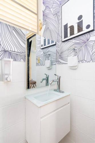 a bathroom with a sink and a mirror at Casamares Oasis Vacacional con Piscina y Barbacoa in Cabo Rojo