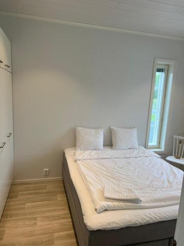Una cama o camas en una habitación de Soda Home - Karlsro, 24 h check in