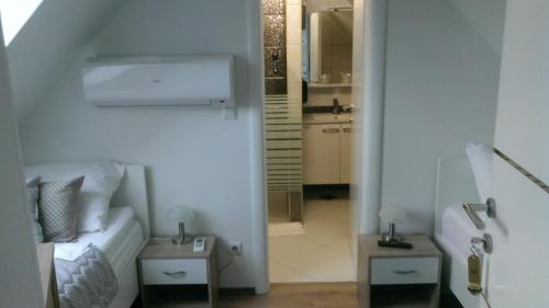 a small room with a bed and a kitchen at Vila Lemic Postojna in Postojna