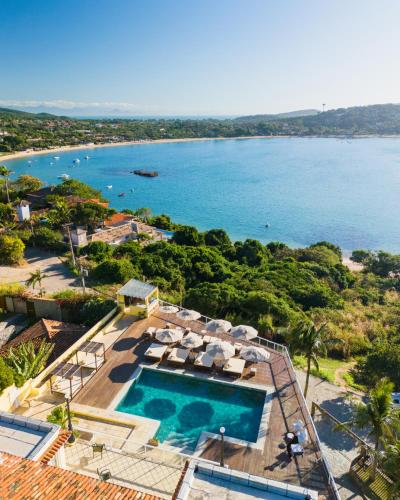an aerial view of a swimming pool and the ocean at Uni Boutique Hotel & Spa in Búzios