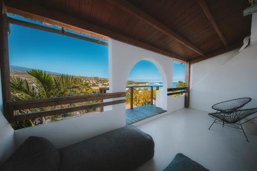 Un balcón o terraza en Appartement T3 - Cap noir- à 200 m de la plage des Roches Noires