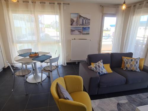 un salon avec un canapé et une table dans l'établissement La Belle Epoque Wimereux Bruno et JB, à Wimereux