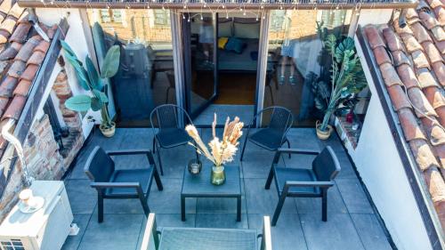 an overhead view of a balcony with chairs and a table at Piazza San Secondo-Dimora con terrazza- Wi-Fi e Ac in Asti
