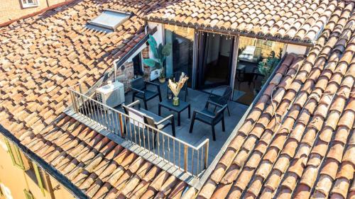 an overhead view of a roof with chairs and a patio at Piazza San Secondo-Dimora con terrazza- Wi-Fi e Ac in Asti