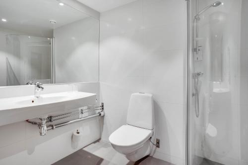 Koupelna v ubytování Quality Hotel Grand Kristianstad