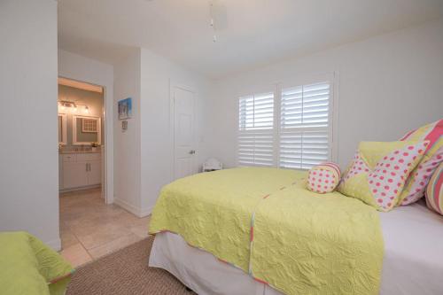 Ένα ή περισσότερα κρεβάτια σε δωμάτιο στο Simply Wonderful Condo with Bayview Private Pier and Pools